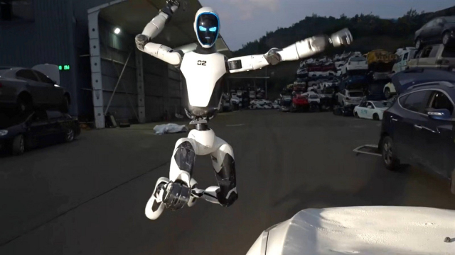 Zatímco v EU dál sedláme mrtvého koně, Číňané udělali robota, který ve stylu kung–fu likviduje auta na vrakovišti. Jde z něj až trochu strach